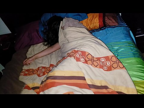 ❤️ Vicfilo kritikante sian junan duonpatrinon dum ŝi dormas. ❤️ Pornvideo ĉe eo.pornofilmtv.ru ❌