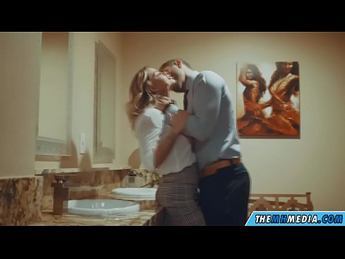❤️ Kiam belplena blondulo delogas vin en publika necesejo ❤️ Pornvideo ĉe eo.pornofilmtv.ru ❌